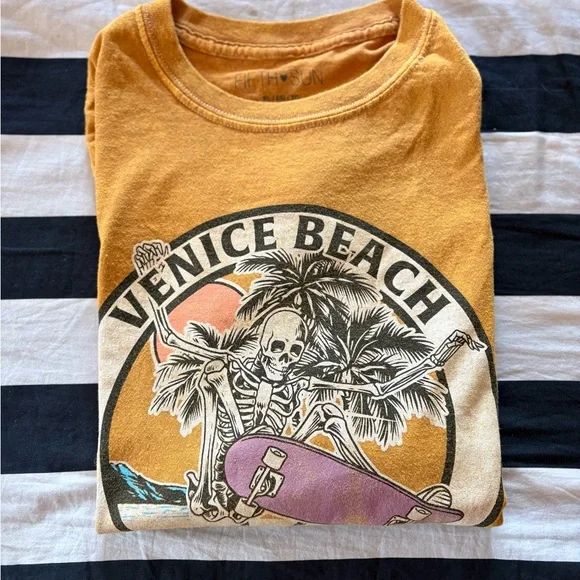 Fifth sun: Venice Beach Graphic Tee in Mustard - Picture 3 of 13